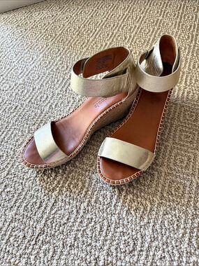 Gentle Souls Charli Ankle Strap Espadrille Wedge Sandal Gold US 9